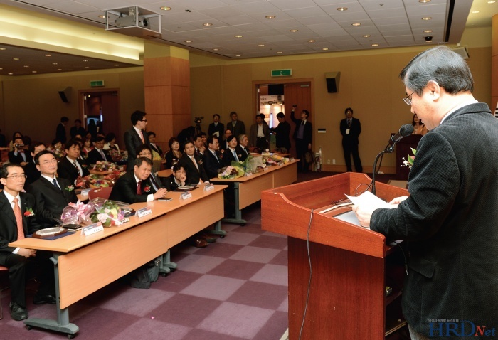 > HRD KOREA 2013의 개회를 알리는 엄준하 한국HRD협회 이사장