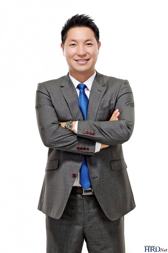 소통과 공감 대표 유경철 강사는 고려대학교 경영학 석사 과정을 밟고 에이치앤피컴퍼니 전임교수, 극동대학교 중등특수교육학과 출강, 코오롱베니트 인재개발팀 파트장/차장, KMAC L&D본부 선임연구원, PSI 컨설팅 HRD컨설턴트로 있었으며, 지난 2014년 11월 <피터 드러커의 인재경영 현실로 리트윗하다>를 출간했다.