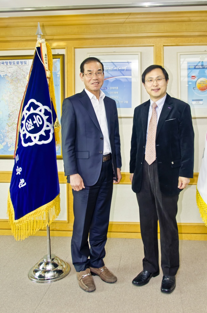 박경수 원장(좌)와 엄준하 회장(우)