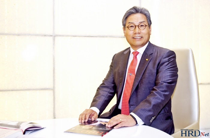 허엽 사장이 '한국 미래를 빛낼 CEO'에서 리더십경영 부문 수상 직후 포즈를 취하고 있다. 