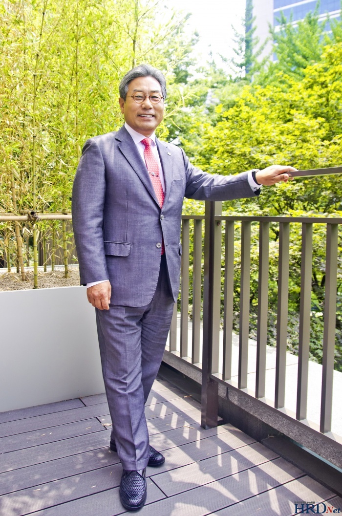 허엽 사장은 본지 담당 기자와 인터뷰를 마친 후, 서울 밀레니엄힐튼호텔 근처에서 사진촬영을 위해 포즈를 취하고 있다.
