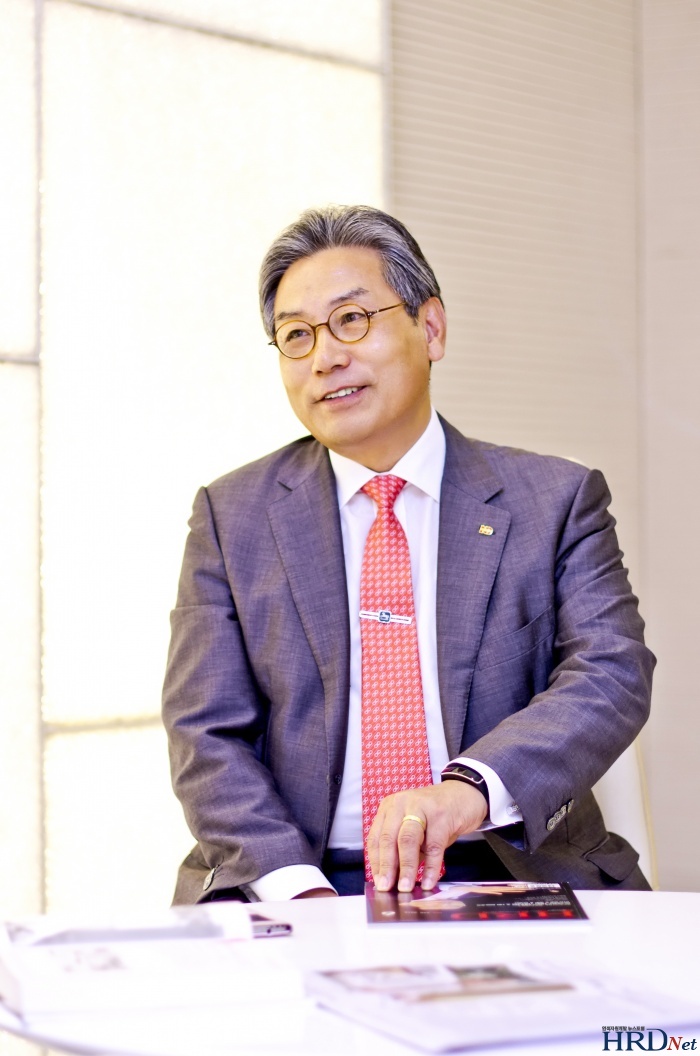 허엽 사장이 인터뷰 중 '사람이 중심 경영'의 중요성을 강조하며, 사람 중심 창조 경영을 실천 헤온 문국현 한솔섬유 사장(전 유한킴벌리 대표이사)이 보도된 <월간HRD> 6월호 기사를 펼치고 있다. 