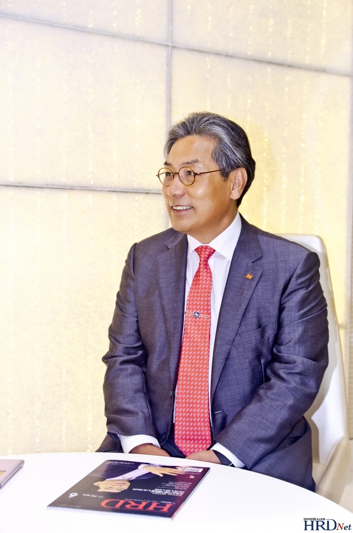 <월간HRD>와 인터뷰 중인 허엽 사장.