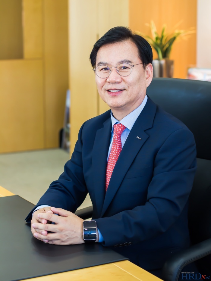 박귀찬 원장이 인천 송도 포스코인재창조원에 있는 자신의 집무실에서 포즈를 취하고 있다.
