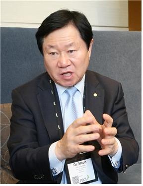  문철상 신협중앙회장이 2015 세계신협협의회 총회에서 만난 브라이언 브랜치(Brian Branch) 세계신협협의회(WOCCU) 사무총장과 함께 대담을 나누고 있다. (사진출처: 신협중앙회)