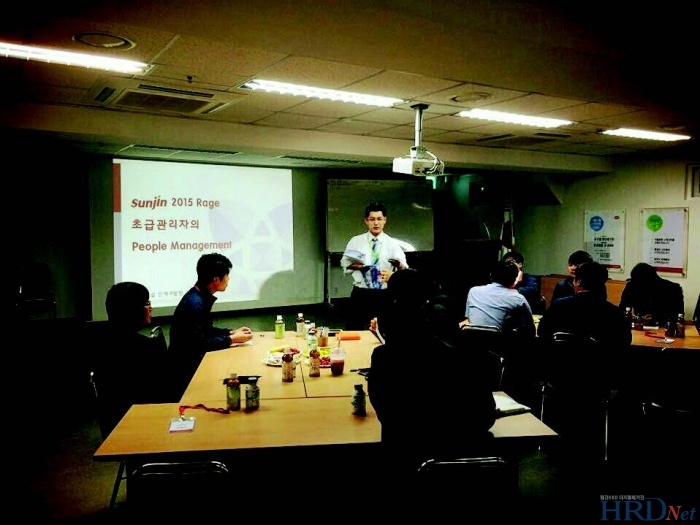 인재계발 교육 중인 김진규 과장